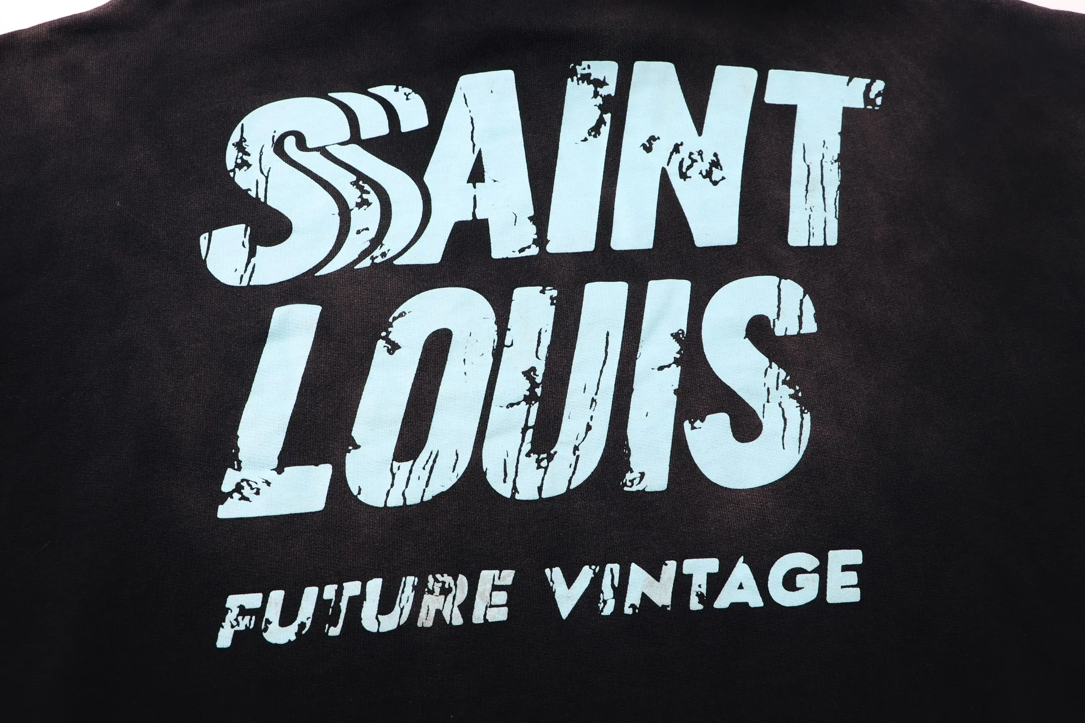 Style No. S228 P300💰 (450g version) SSSAINT LOUIS ink-washed distressed letter logo printed hooded pullover sweatshirt. Made of 450g dense cotton fabric, washed and sprayed with horse slip technology, loose version, same style for men and women. Size: S-XL